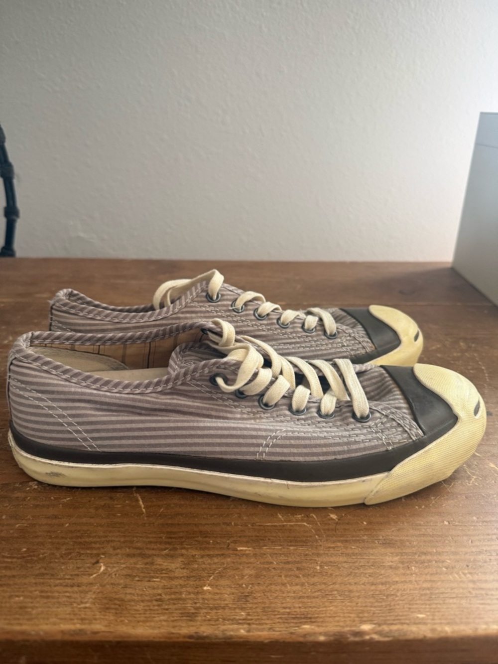 Casual Low-Top Men's Sneakers in Gray and Cream